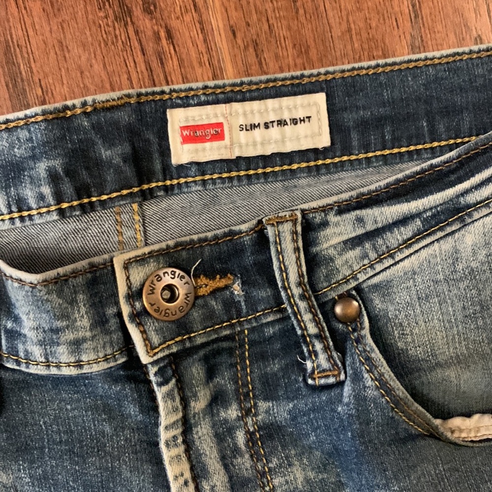 Wrangler Slim Straight Light Washed Jeans. - Picture 2 of 4
